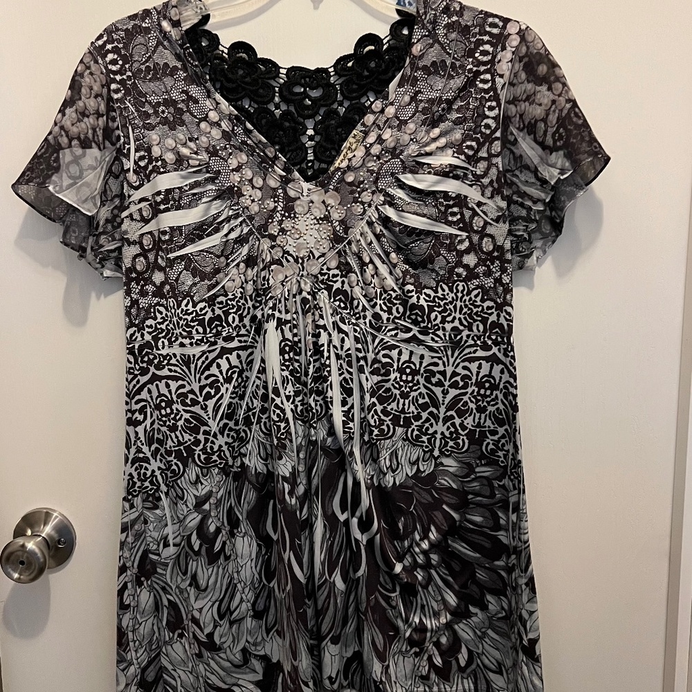 Black and white pattern blouse